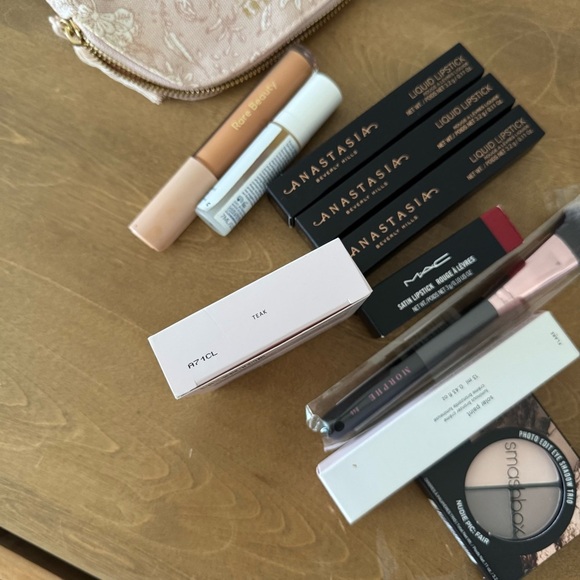 Bundle of makeup - Picture 3 of 3